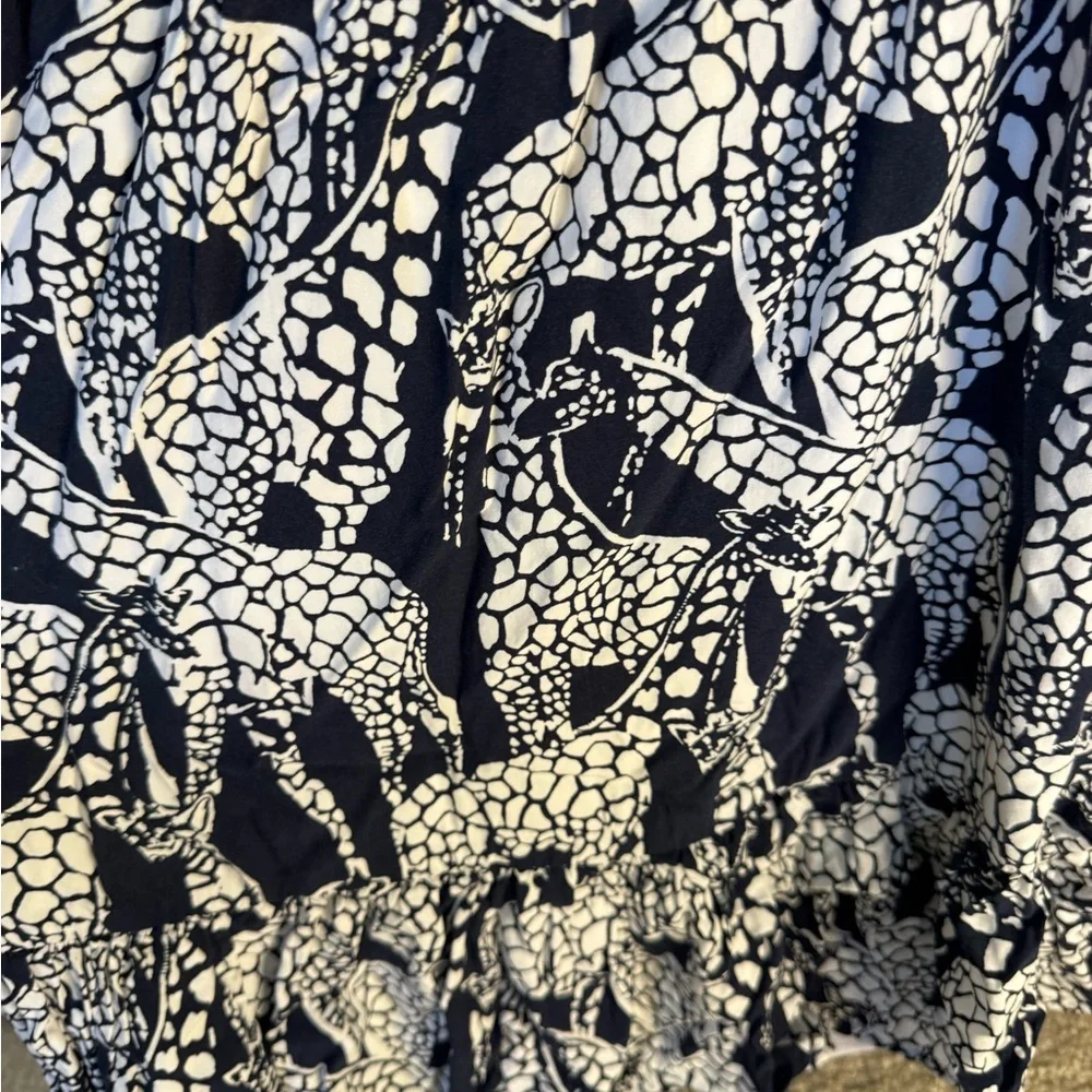 Elegant Black and White Women's Dress - Picture 2 of 3